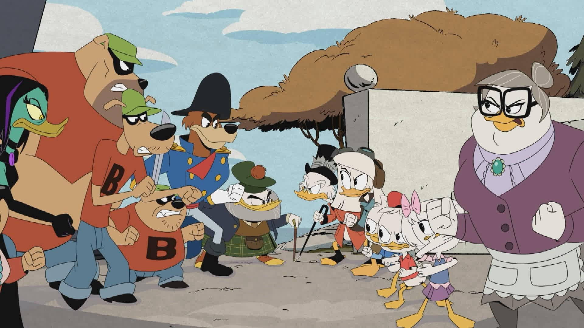 精彩冒險即將展開 - DuckTales 第二季 壁紙 — 一組擬人化狗和鴨的卡通幫派，在風格化的戶外場景中與嚴厲的鴨女士對峙。