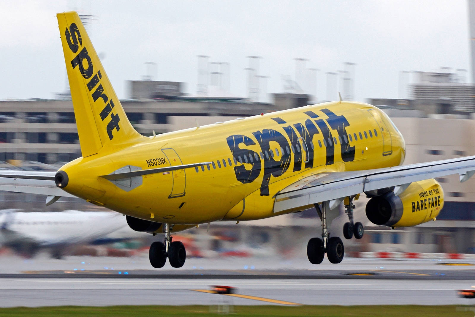 黃色Spirit Airlines飛機從機場跑道起飛。