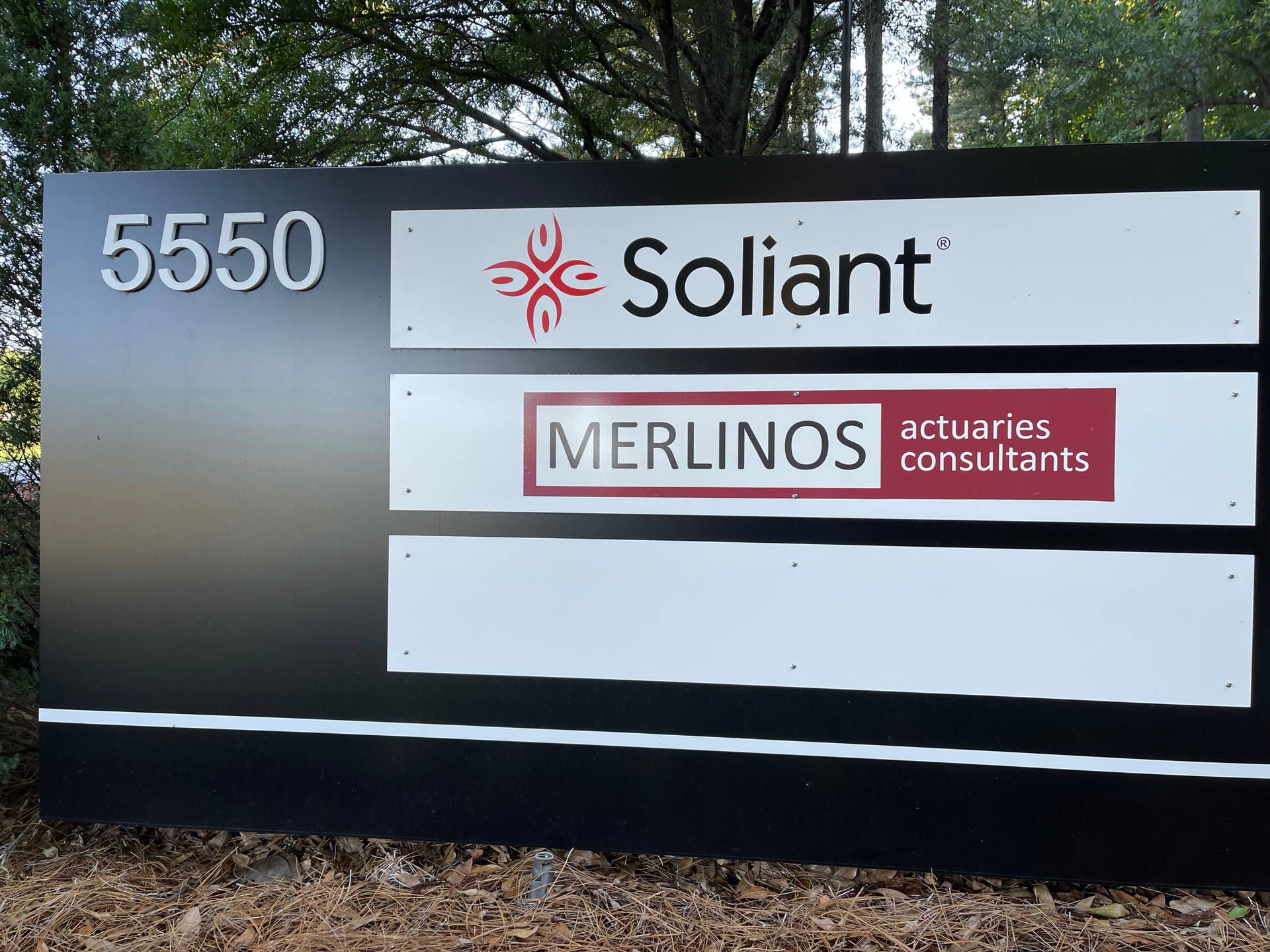 Soliant和Merlino精算諮詢服務的戶外企業標誌。