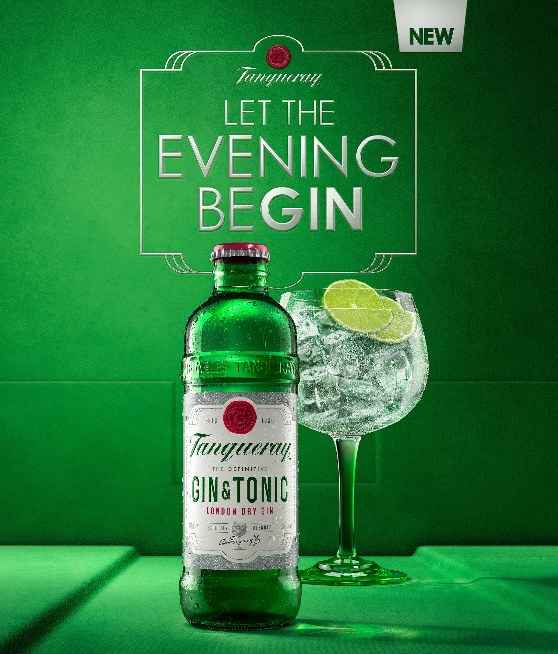 精緻Tanqueray金酒加湯力水——完美調飲 壁紙 — 一瓶綠色Tanqueray氈酒和一杯加青檸的氈酒湯力放在綠色表面上，配以相襯的綠色背景，並有'Let the Evening Begin'文字。