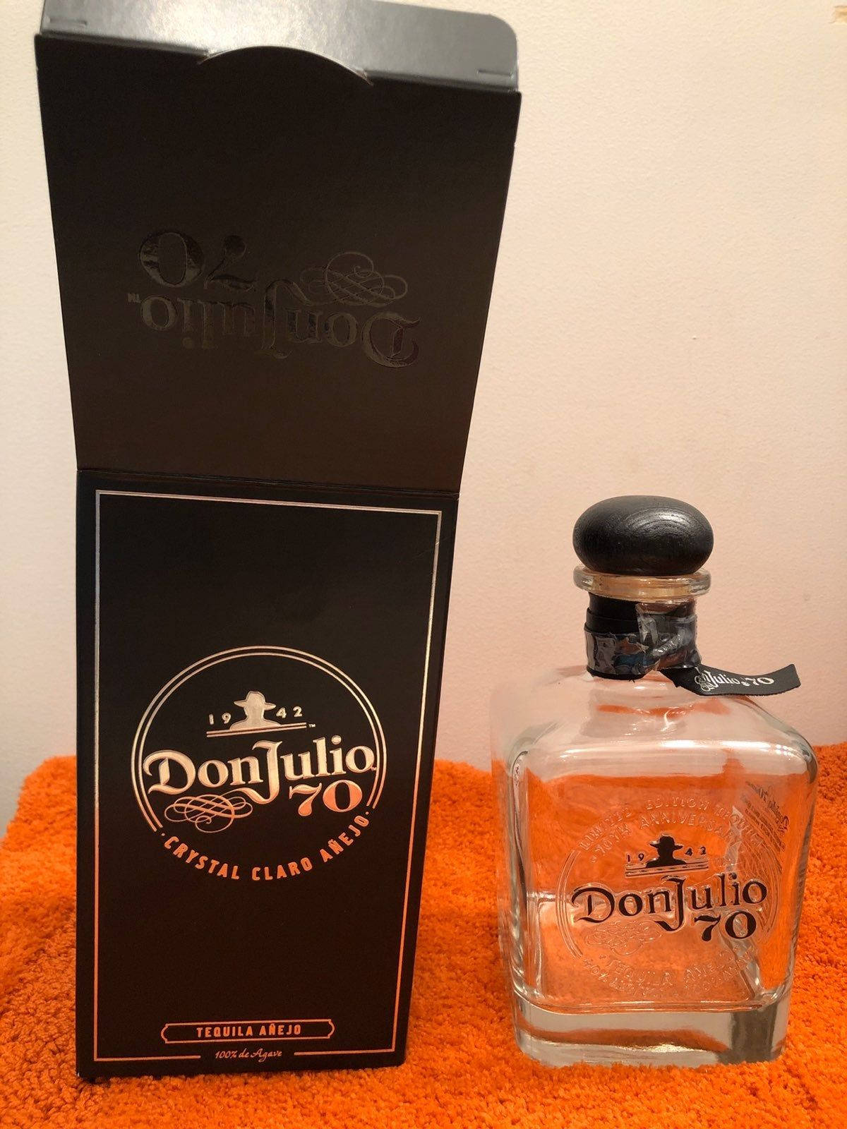 Don Julio 70龍舌蘭酒瓶和盒子在橙色毛巾上