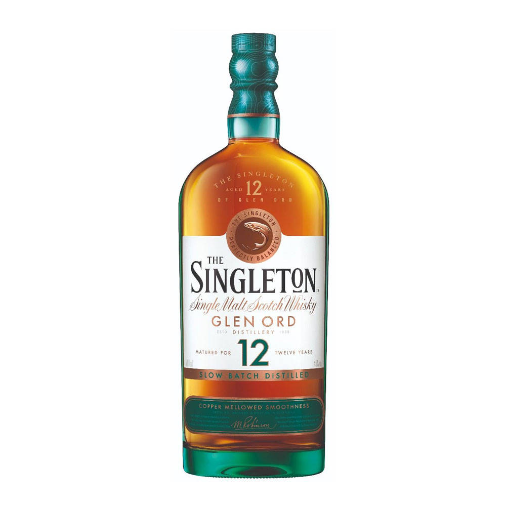 一瓶Singleton 12年單一麥芽蘇格蘭威士忌，帶有青綠色瓶蓋和琥珀色液體。