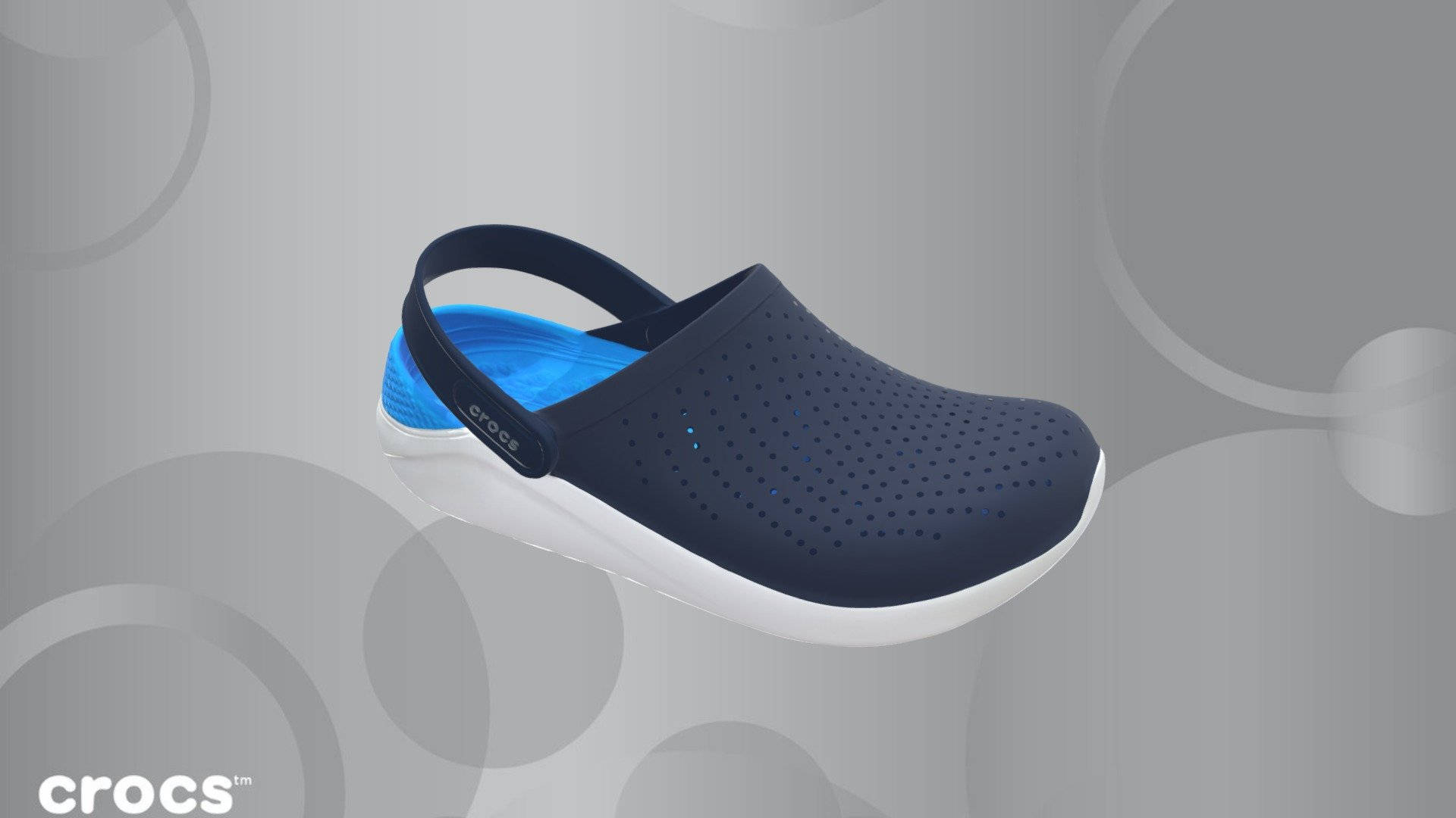 精緻深藍色 Crocs Lite Ride 沙灘鞋 壁紙 — 海軍藍色 Crocs 木屐，內部亮藍色，白色鞋底，漂浮在帶有圓形圖案的灰色背景上。