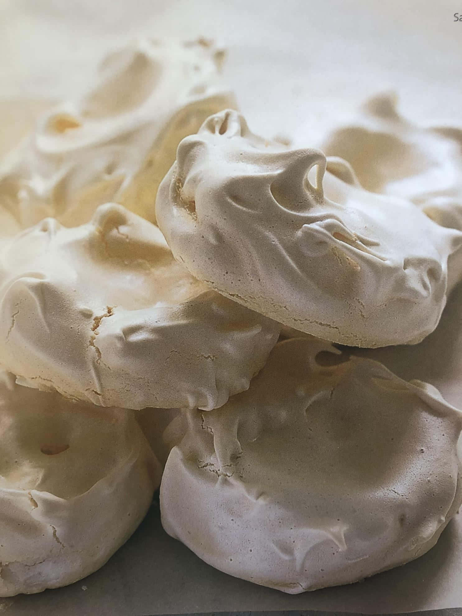 Meringue 桌布 壁紙 — 精緻白色蛋白霜曲奇的特寫，帶有柔軟的尖峰和輕盈質感。