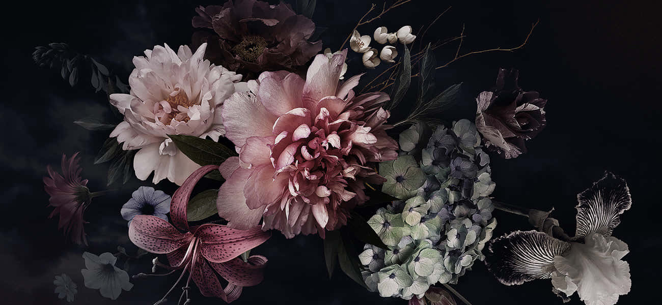 優雅的花藝佈置，包含牡丹、繡球花和百合花，以柔和色調搭配深色背景。