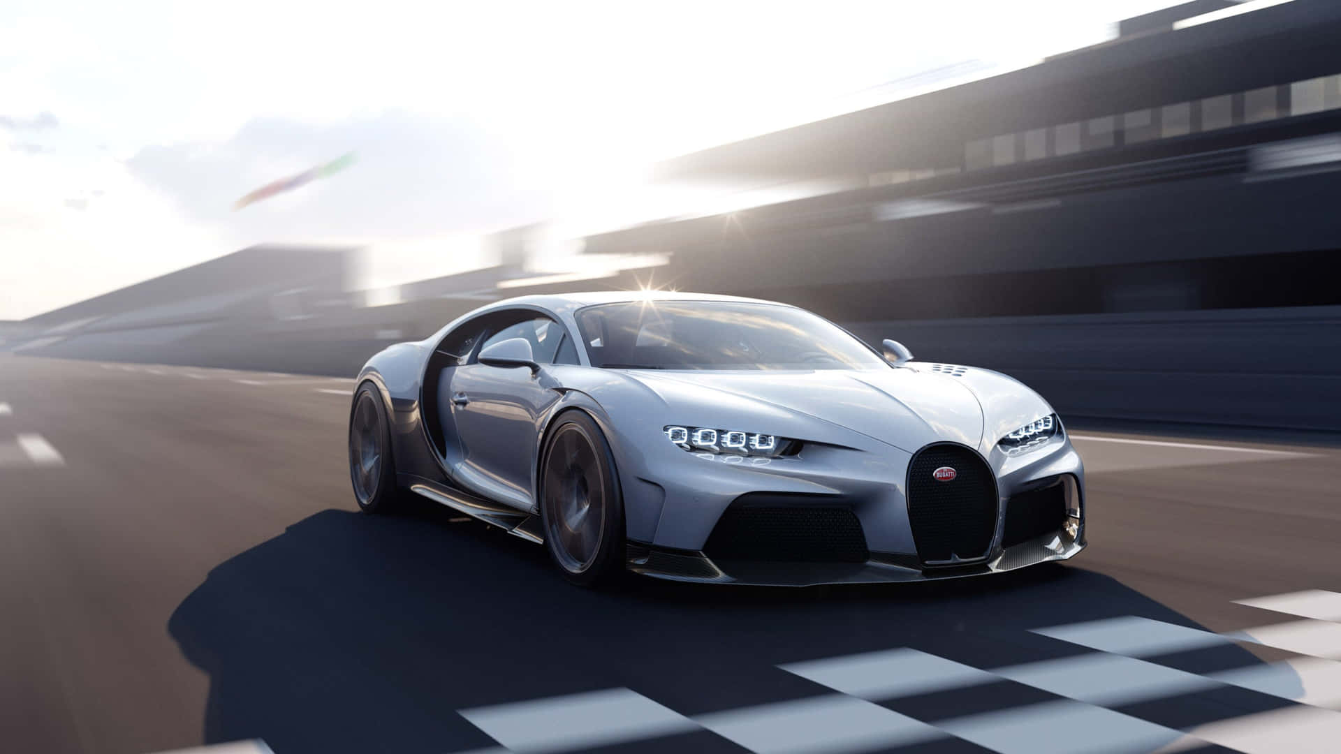 銀色Bugatti Chiron在賽車場上越過格子旗終點線。