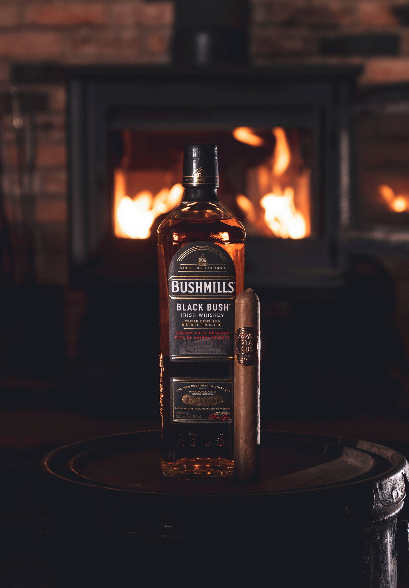 壁爐旁的Bushmills威士忌和雪茄