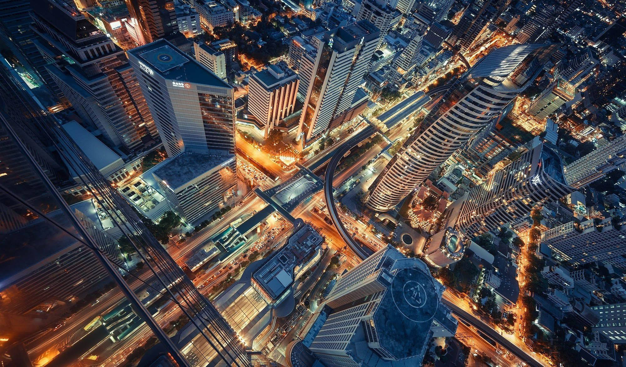 精緻高畫質曼谷城市天際線 壁紙 — 夜晚繁華城市的鳥瞰圖，閃爍的摩天大樓和明亮的公路。