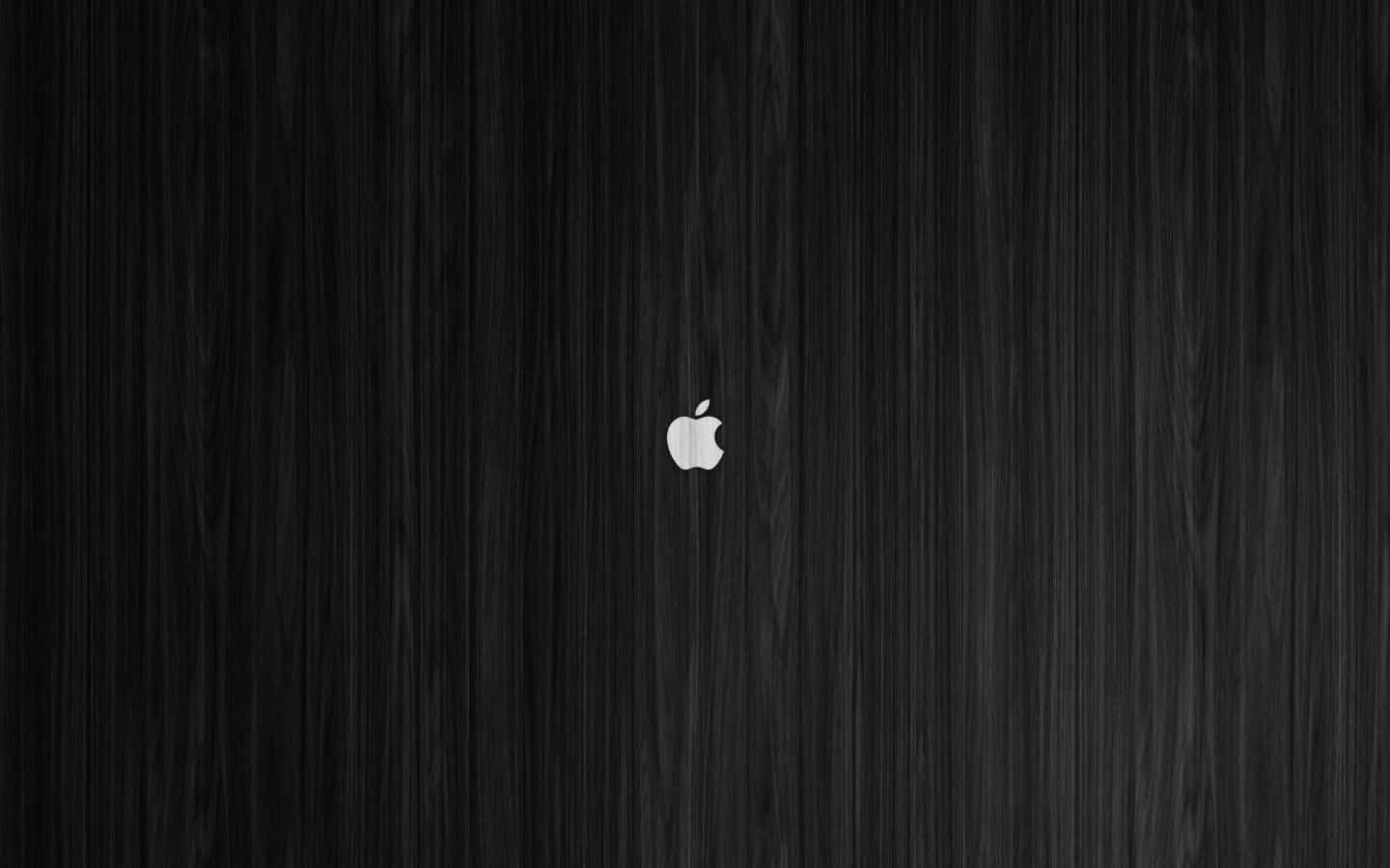 深色木紋背景上的白色Apple標誌。