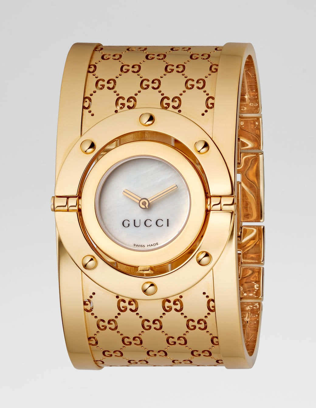 金色Gucci手錶，帶有珍珠母貝錶盤和GG字母組合手鐲。