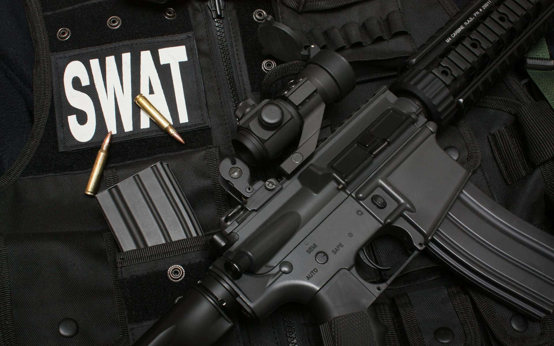 戰術裝備上的SWAT背心，配有步槍和子彈。