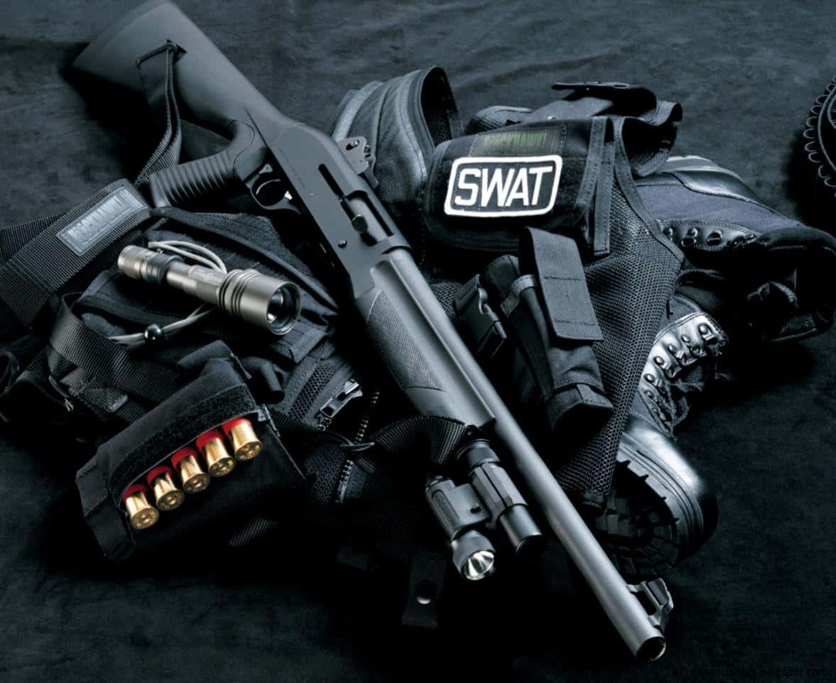 SWAT戰術裝備，包括霰彈槍、手電筒和彈藥，置於深色布料上。