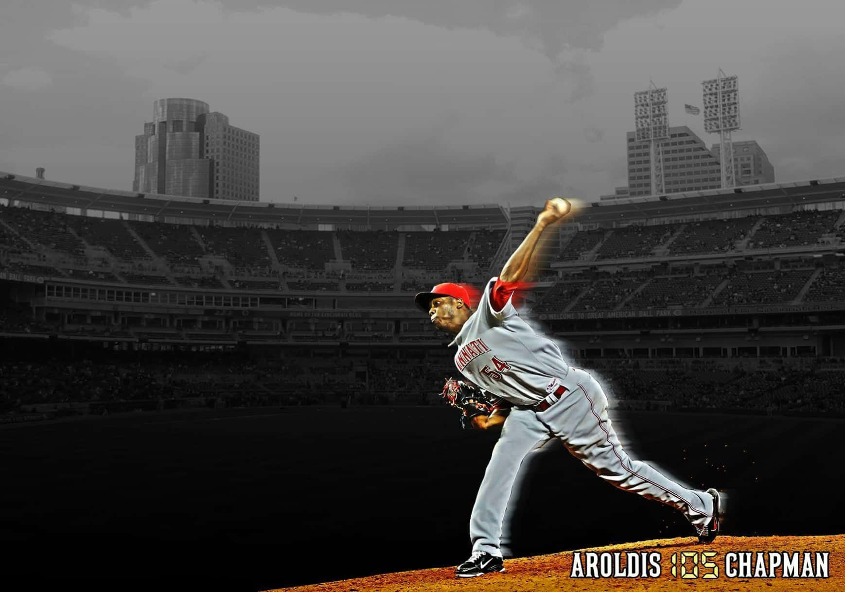 棒球投手Aroldis Chapman在一個有城市天際線的球場投球。