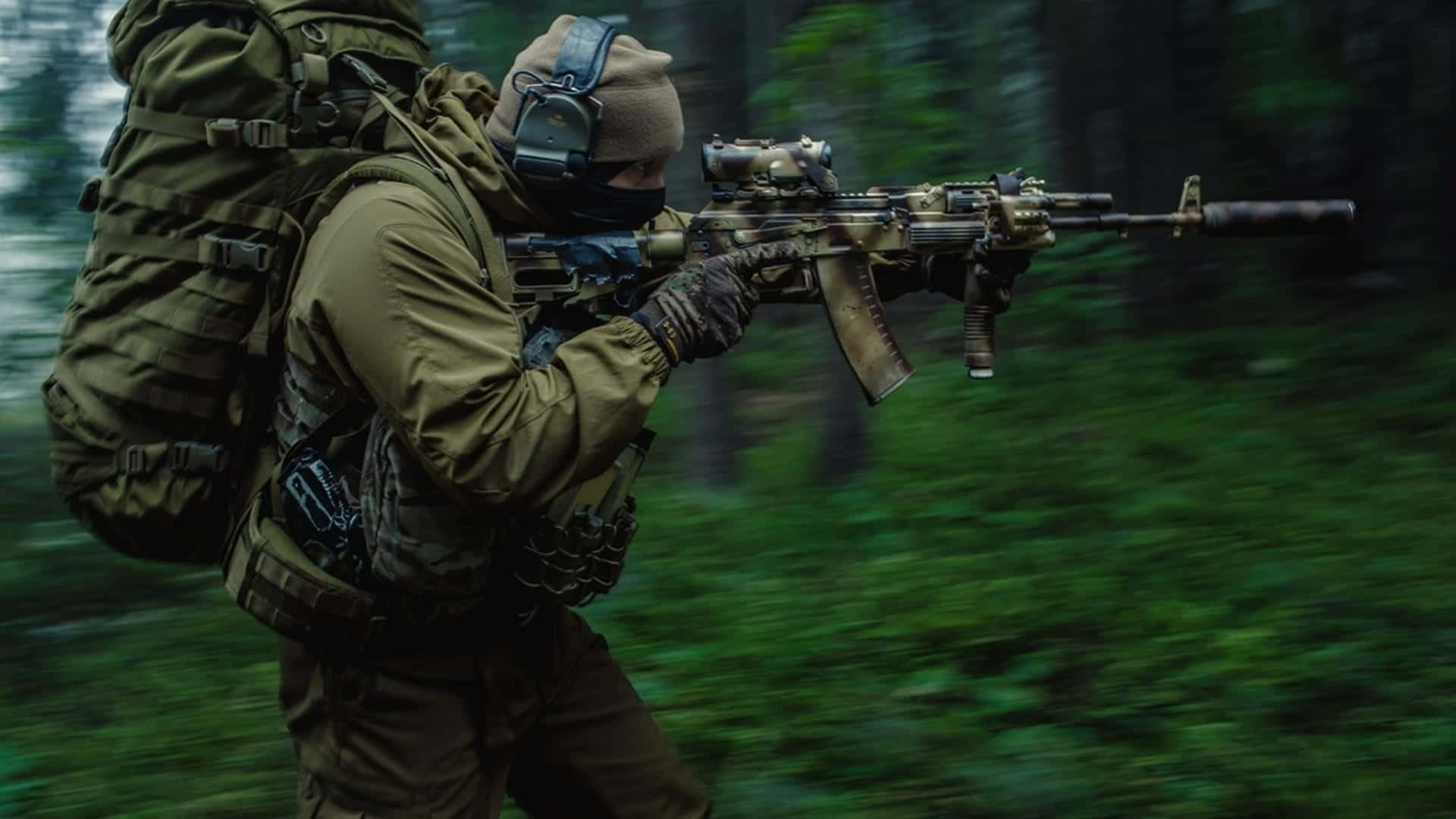 士兵在森林中奔跑，步槍指向前方