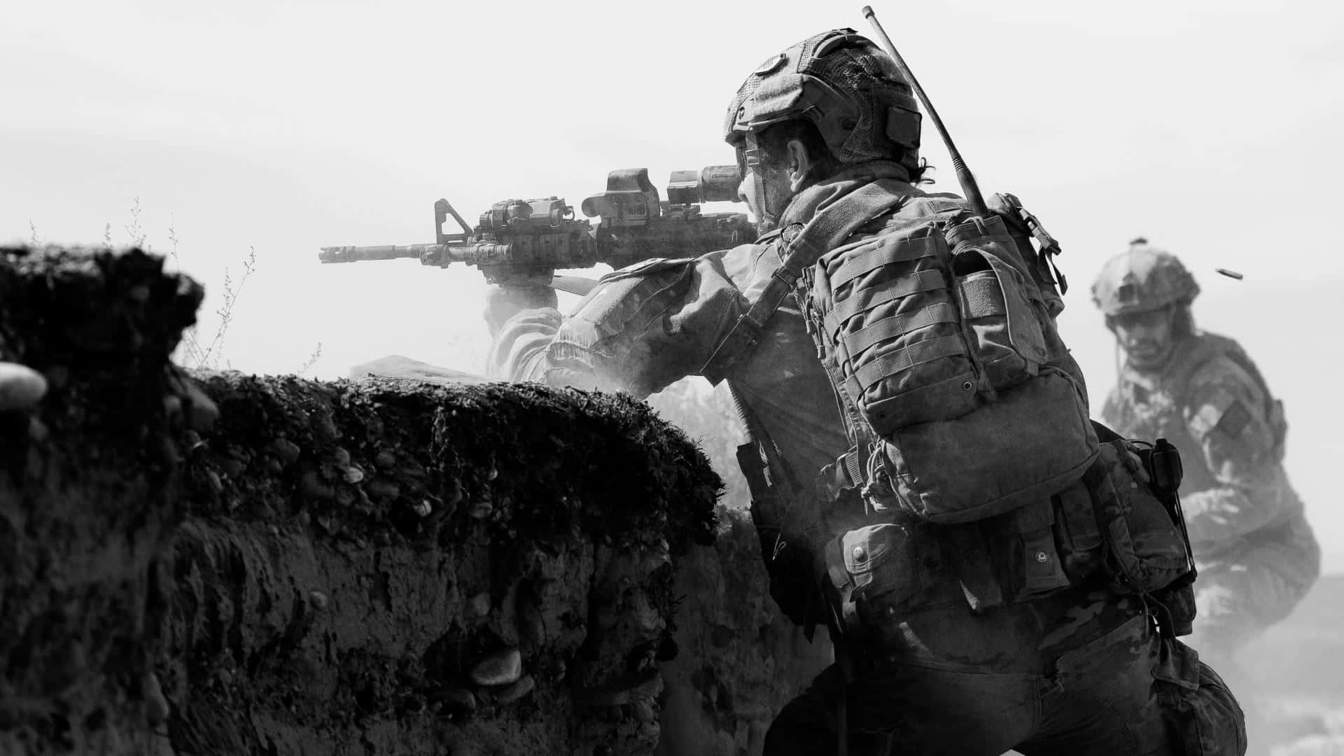 兩名身穿戰鬥裝備的士兵在單色戰場中從泥土屏障後方射擊步槍。