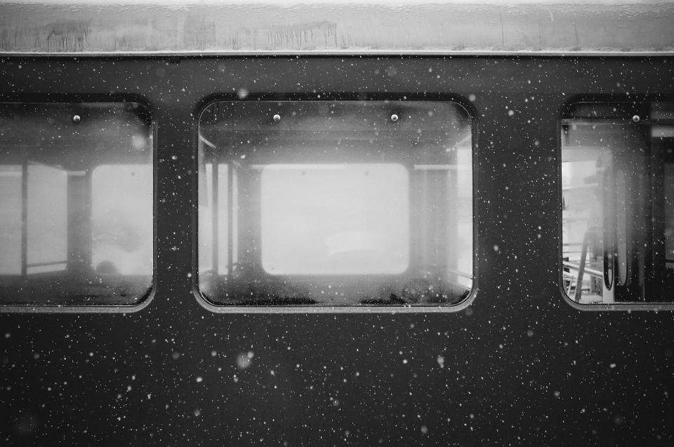 積雪的火車車窗顯示出黑白中微弱的內部倒影。
