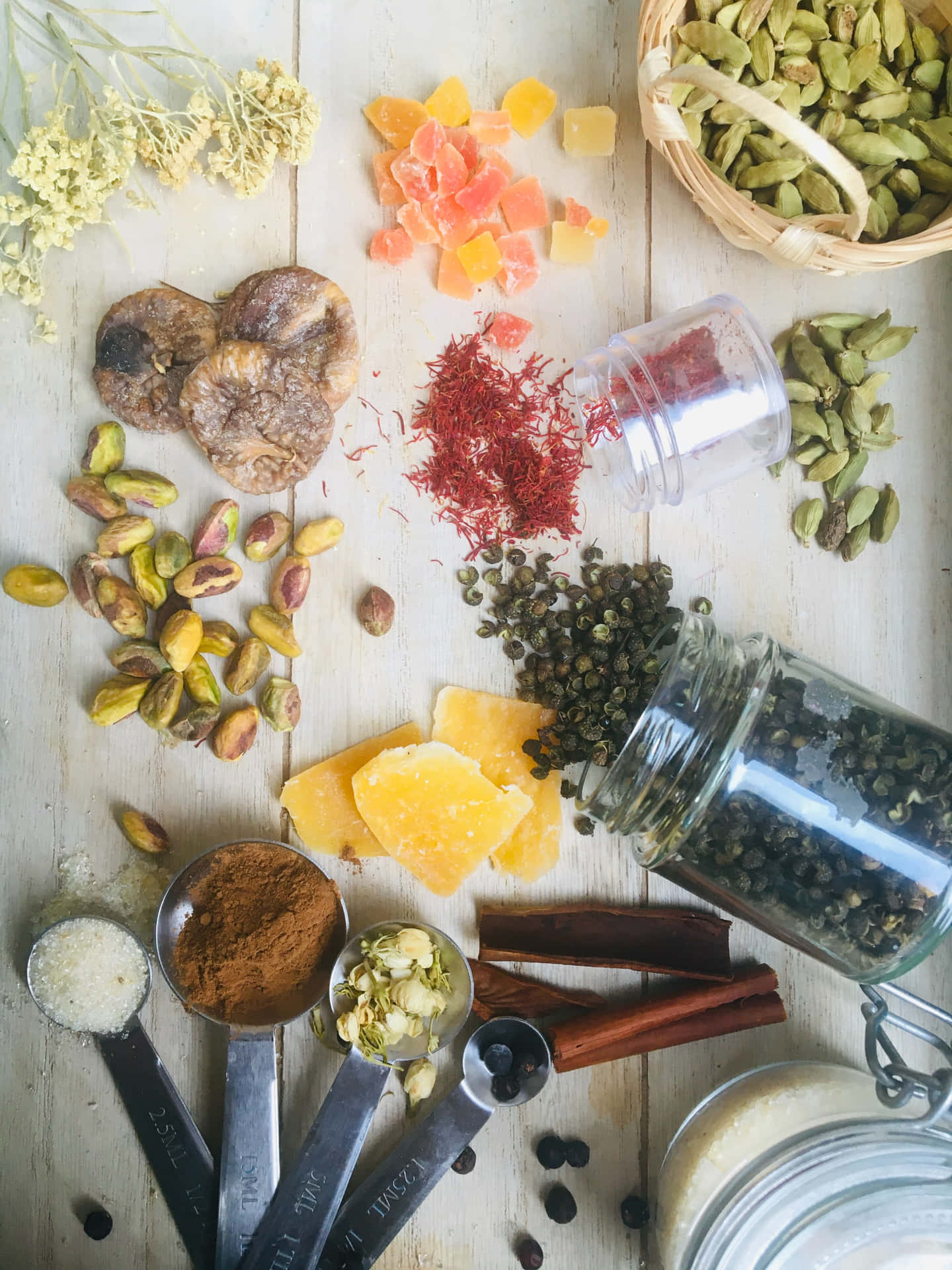 木質表面上各種香料和乾燥食材的平鋪擺放。