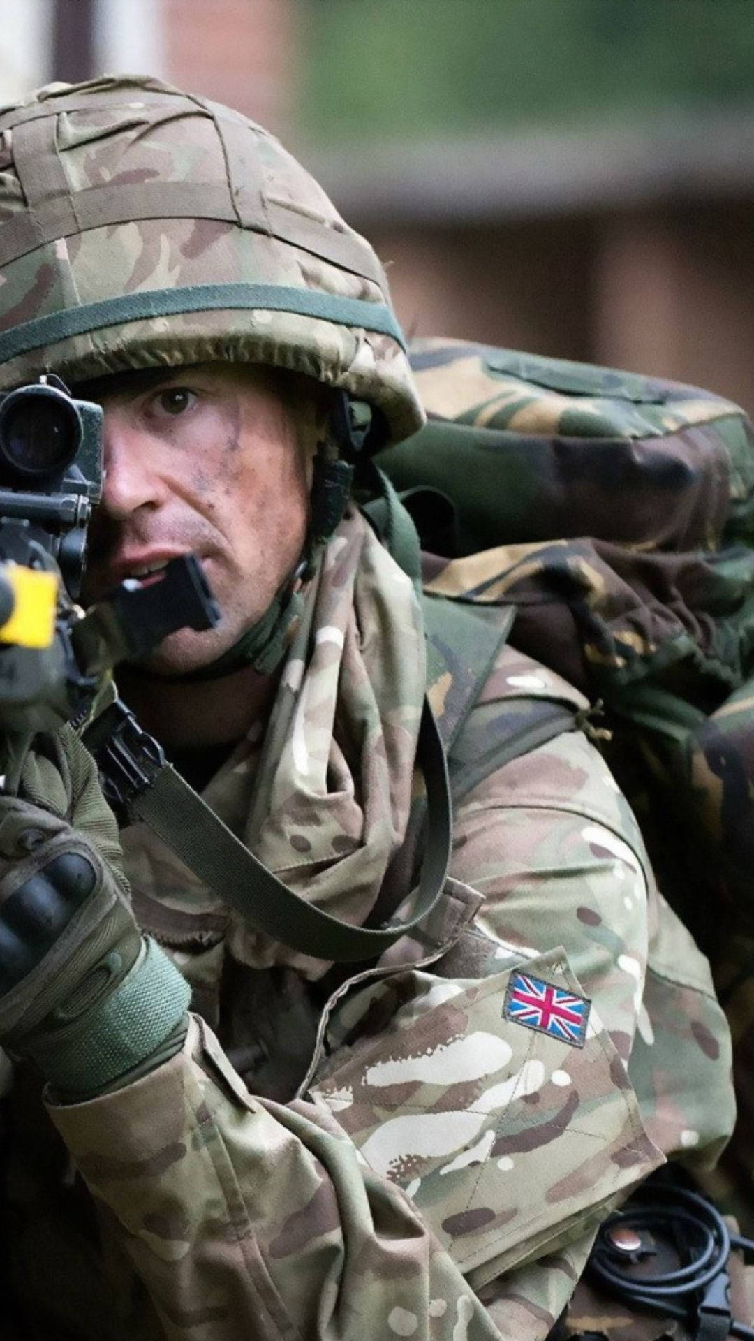 英國士兵身穿迷彩裝備在戶外瞄準步槍
