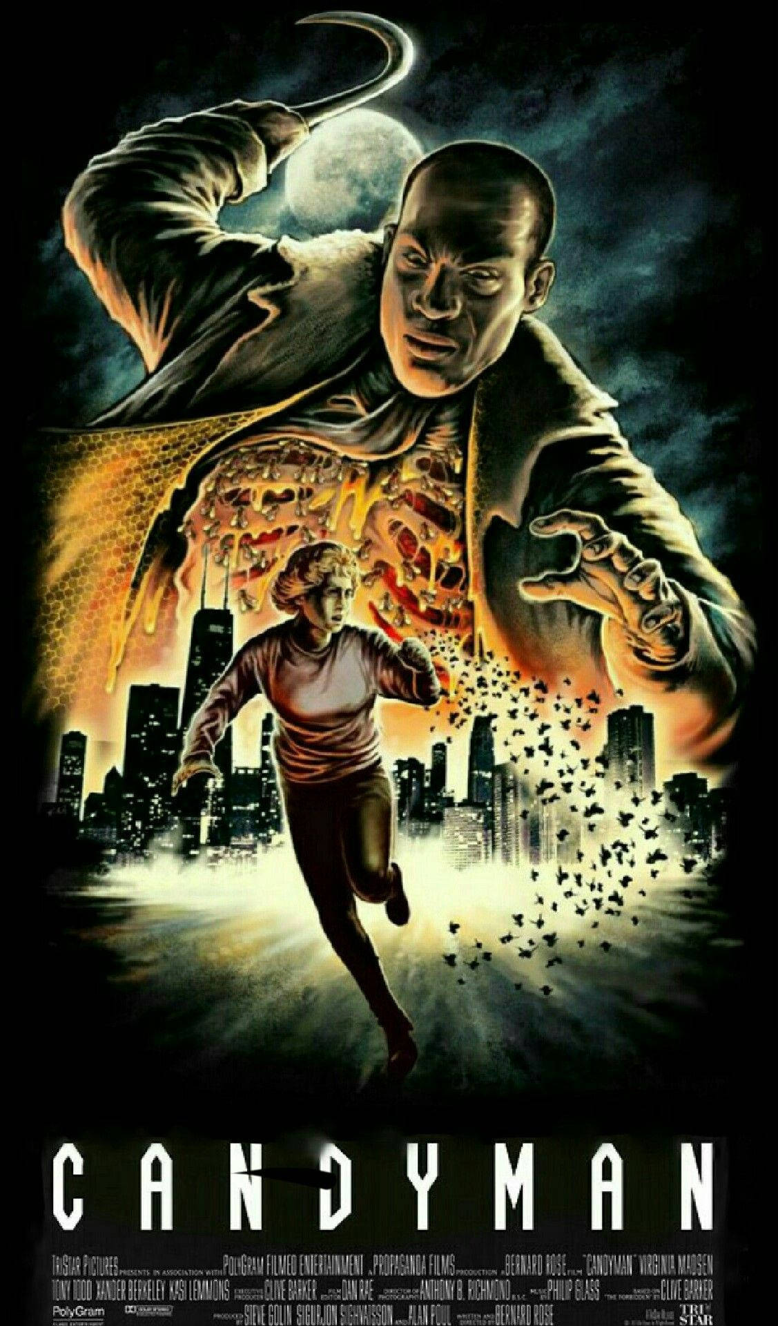 《糖果人》1992年經典海報 壁紙 — 一個帶鉤子的威脅人物從月光照耀的天空撲來，一名女子穿過發光的城市景觀逃跑。