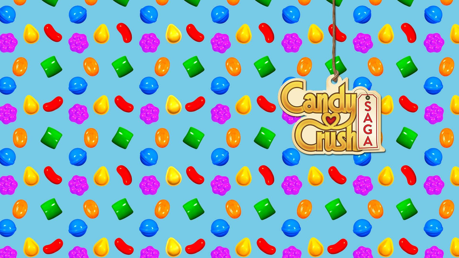 Candy Crush Saga 標誌懸掛在各種色彩繽紛的糖果之間，背景為淺藍色。
