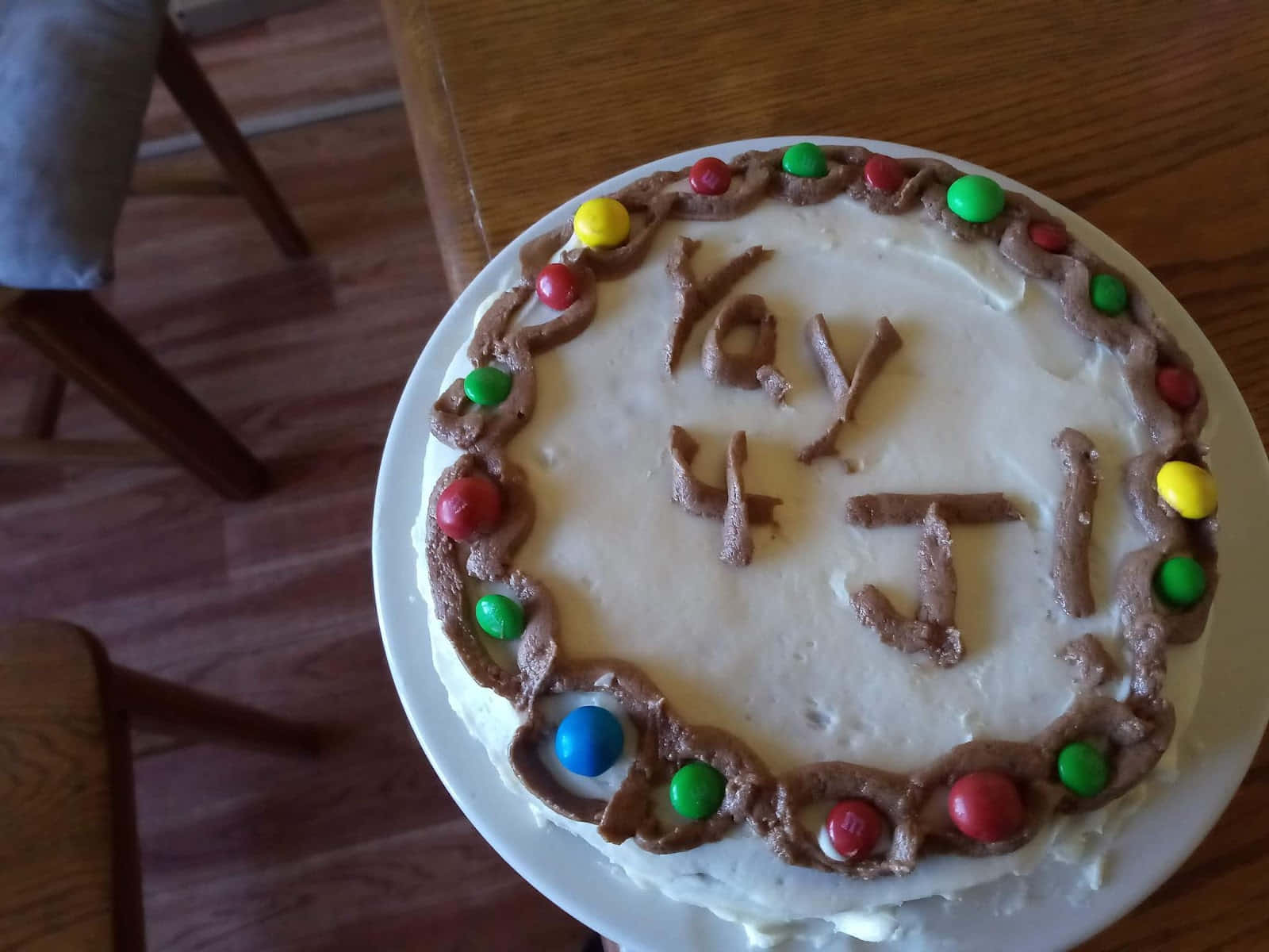 生日蛋糕，白色糖霜，彩色糖果拼出「Yay 4 J」