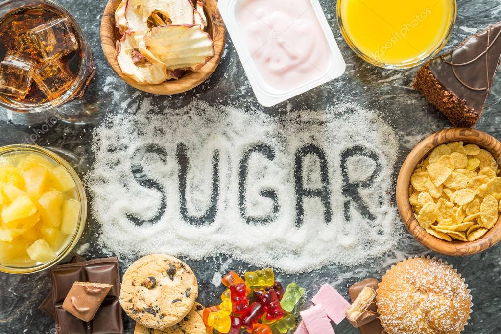 甜食圍繞著用砂糖寫成的「sugar」一詞排列。