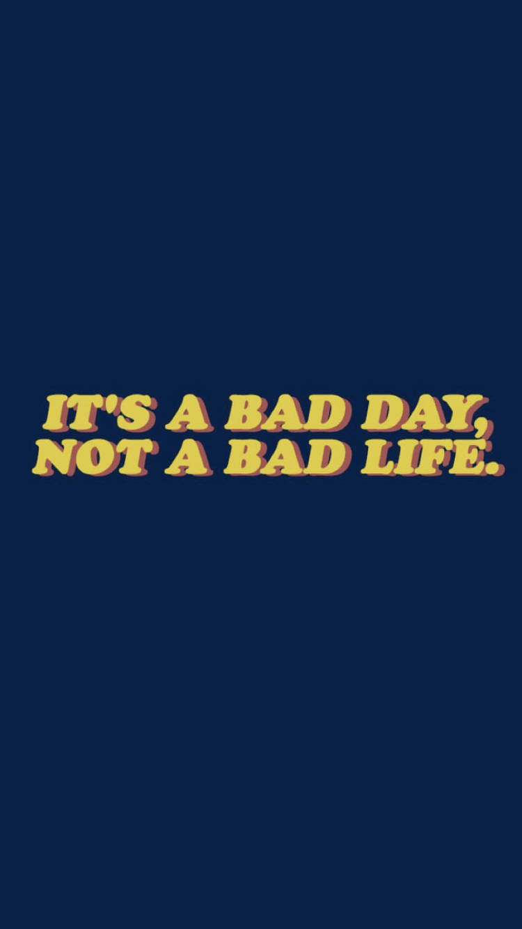 藍色背景上的勵志語錄文字「It's a bad day not a bad life」。