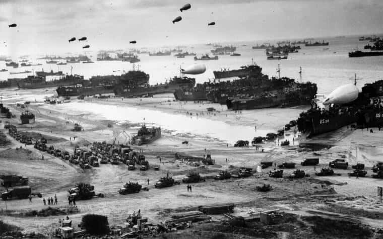 二戰期間，船隻、坦克和士兵在海灘上進行大規模軍事登陸