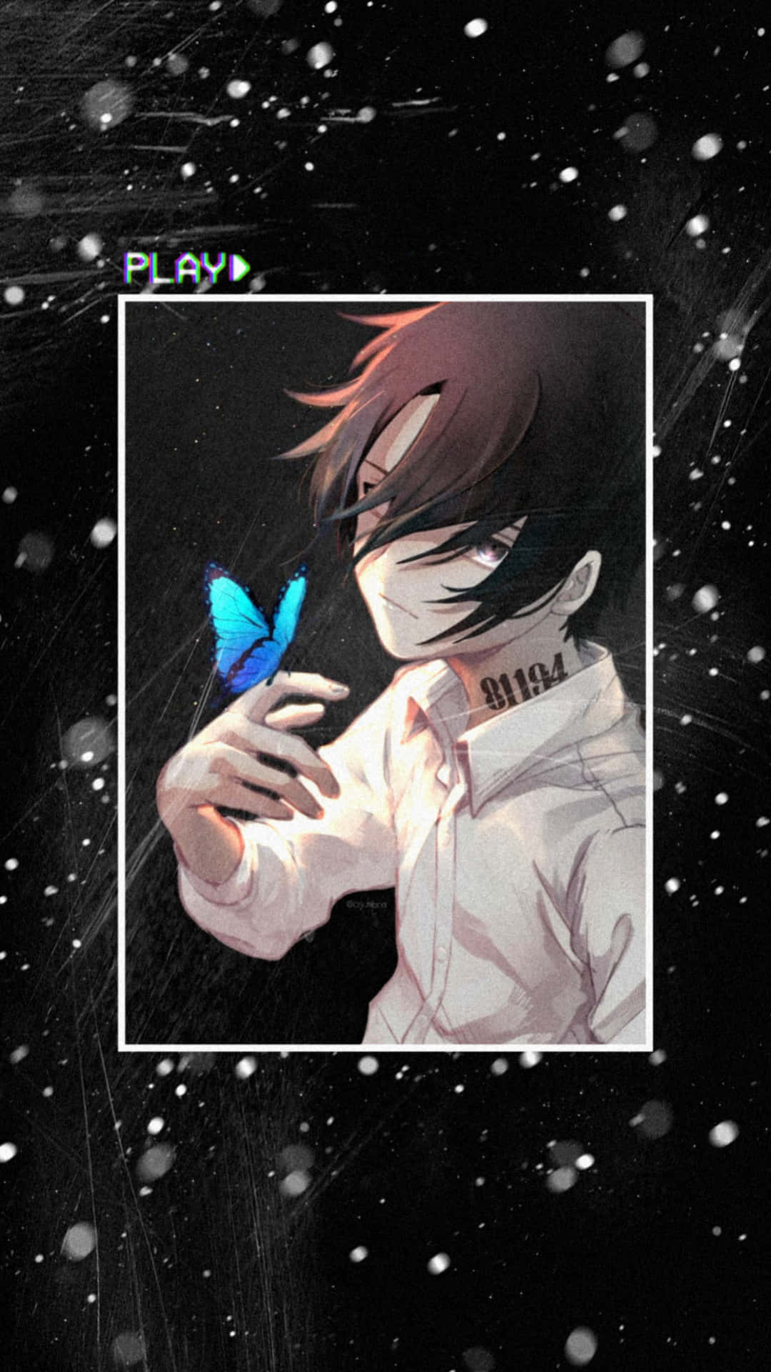動漫男孩在星空背景上握著一隻帶有「PLAY」文字的藍色蝴蝶。