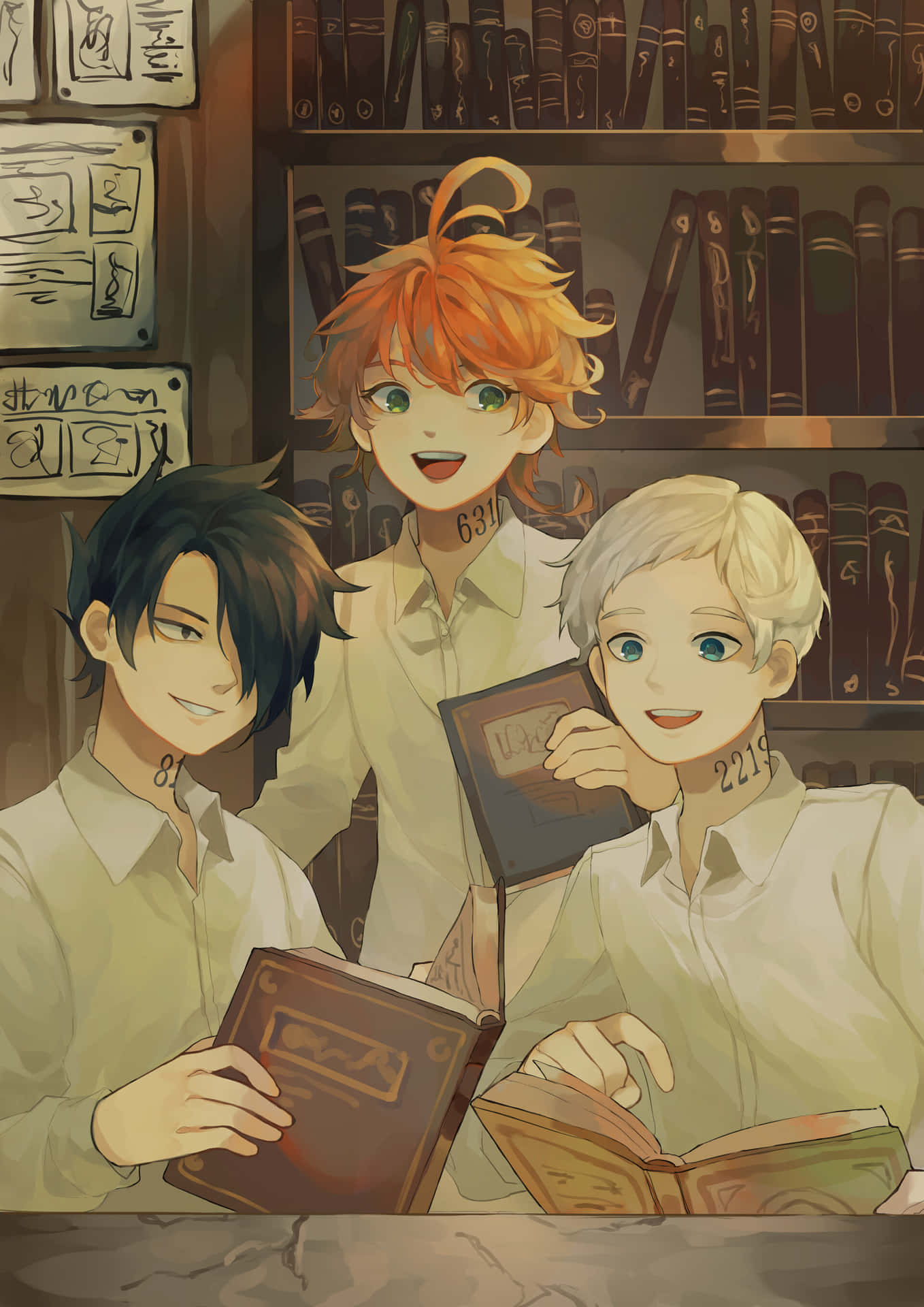 《約定的夢幻島》復古畫面 壁紙 — 三個戴著頸標的動漫男孩在溫暖燈光的圖書館裡微笑著看書，書架滿佈。