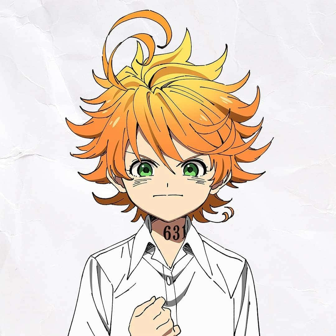 《約定的夢幻島》瘋狂艾瑪圖 壁紙 — 一個堅定的動漫男孩，擁有尖刺的橙色頭髮和綠色眼睛，穿著帶有編號領子的白色襯衫，背景是皺巴巴的紙張。