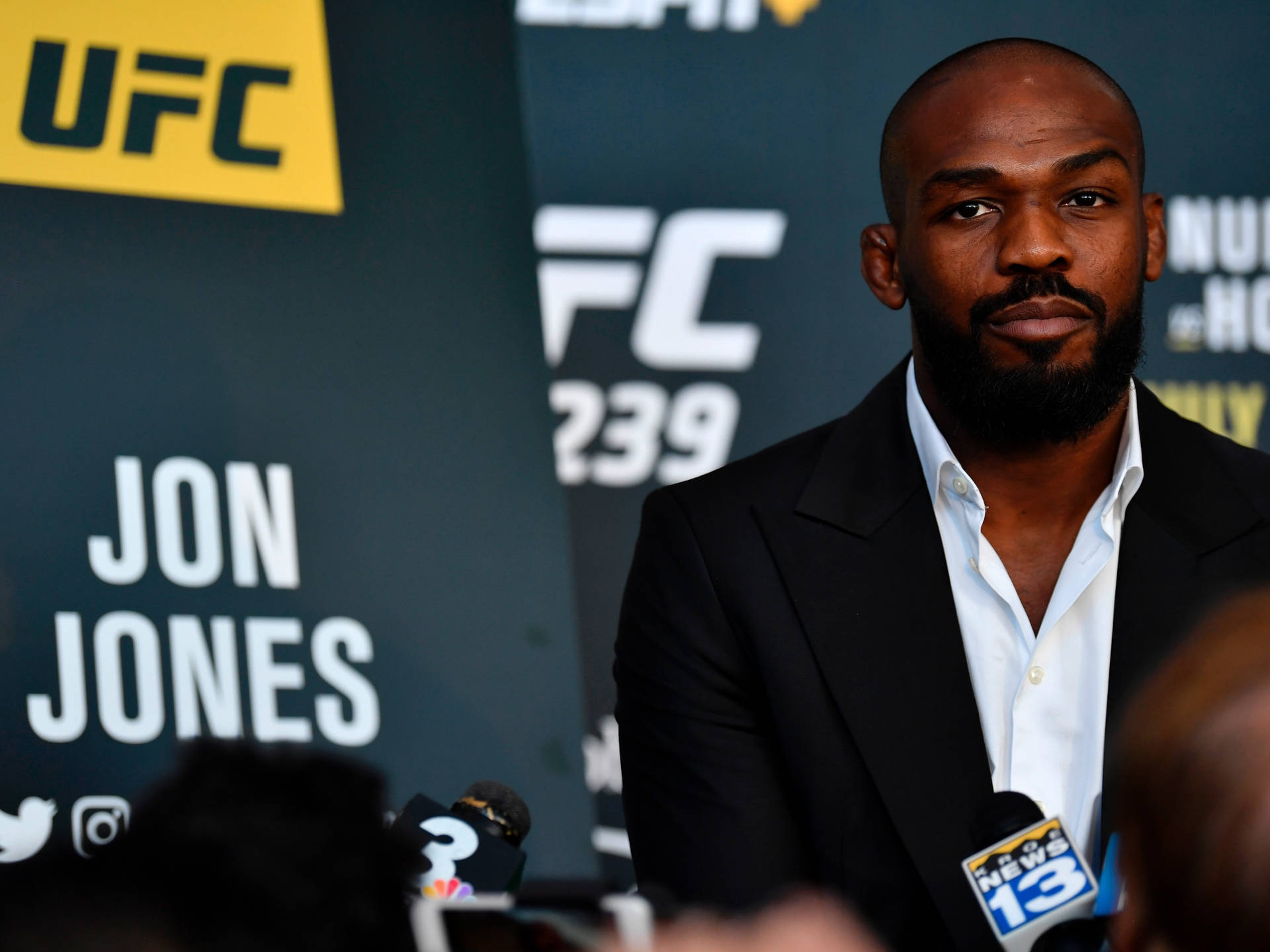 Jon Jones 在 UFC 記者活動中被記者與麥克風包圍。