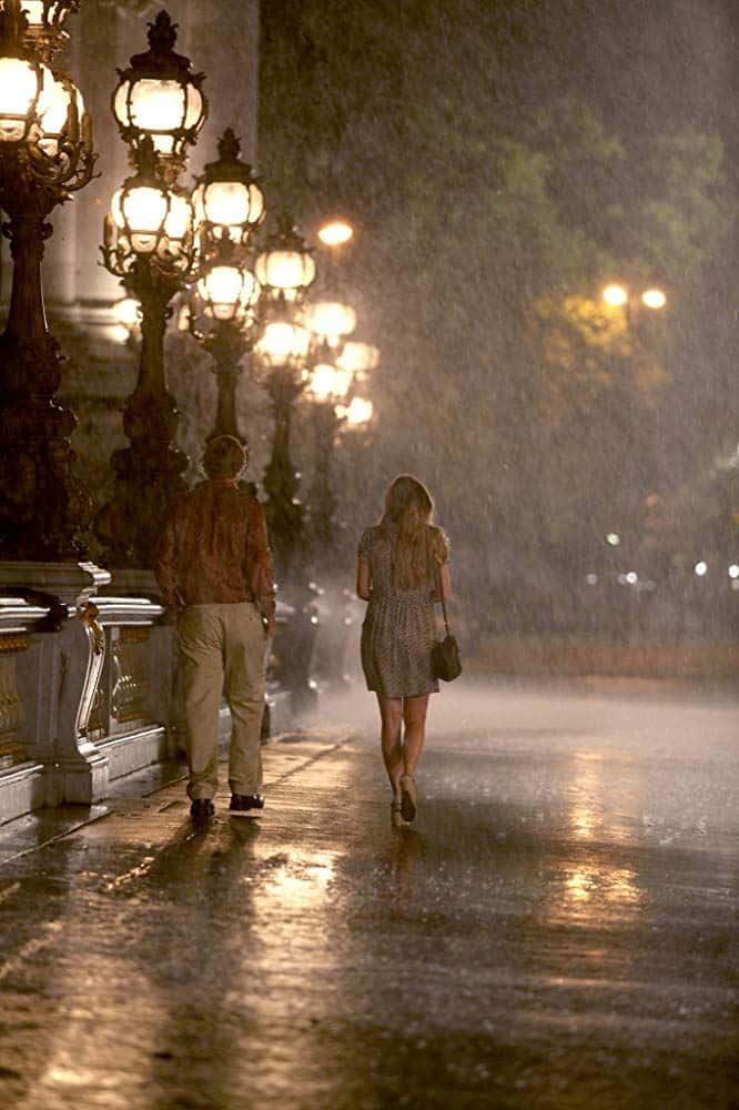 兩人在夜雨中於閃爍的街燈下走遠。