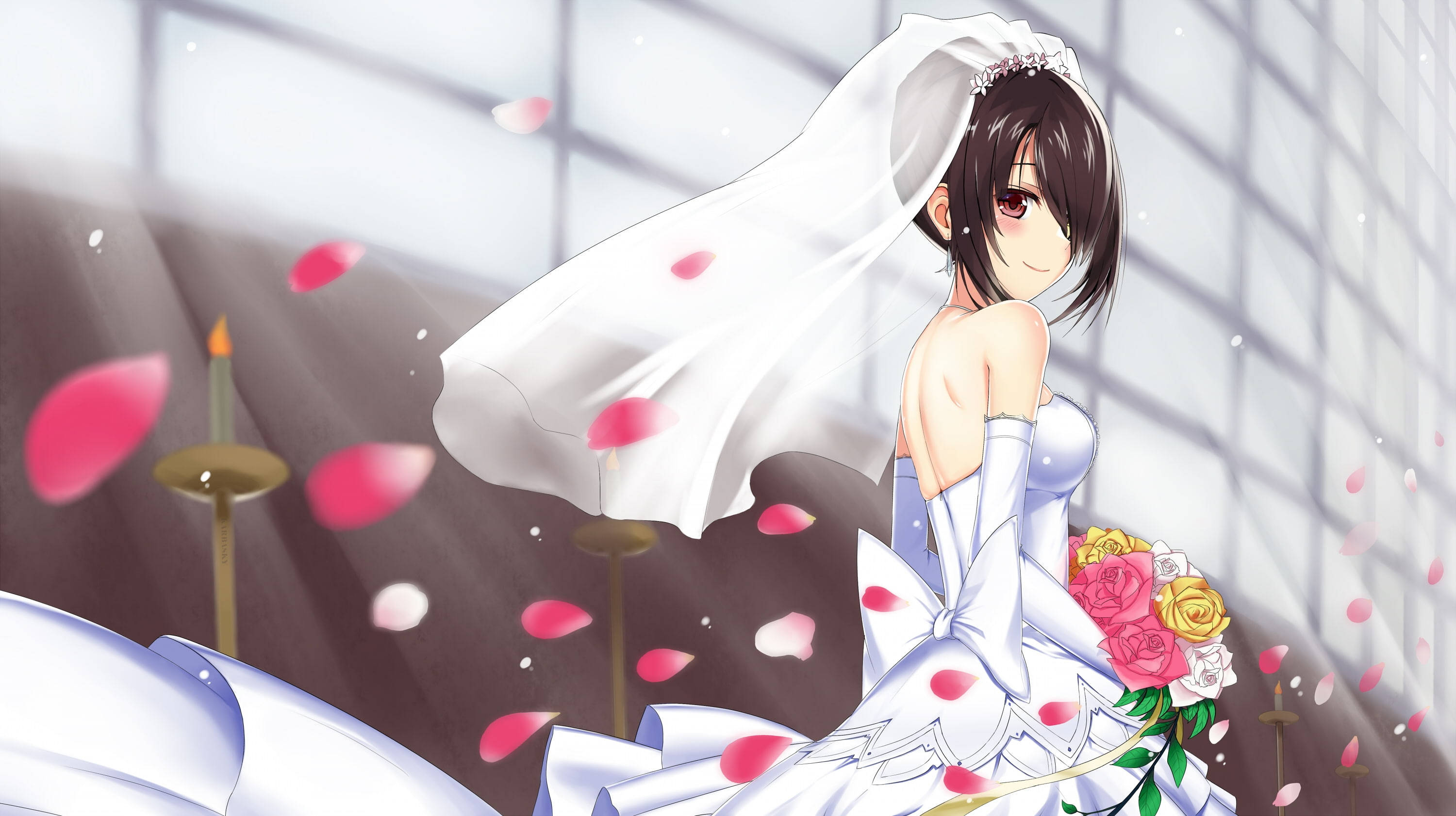 《約會大作戰》時崎狂三婚紗 壁紙 — 動漫新娘穿著白色禮服微笑，粉紅色花瓣在柔和陽光中飄舞在她周圍。
