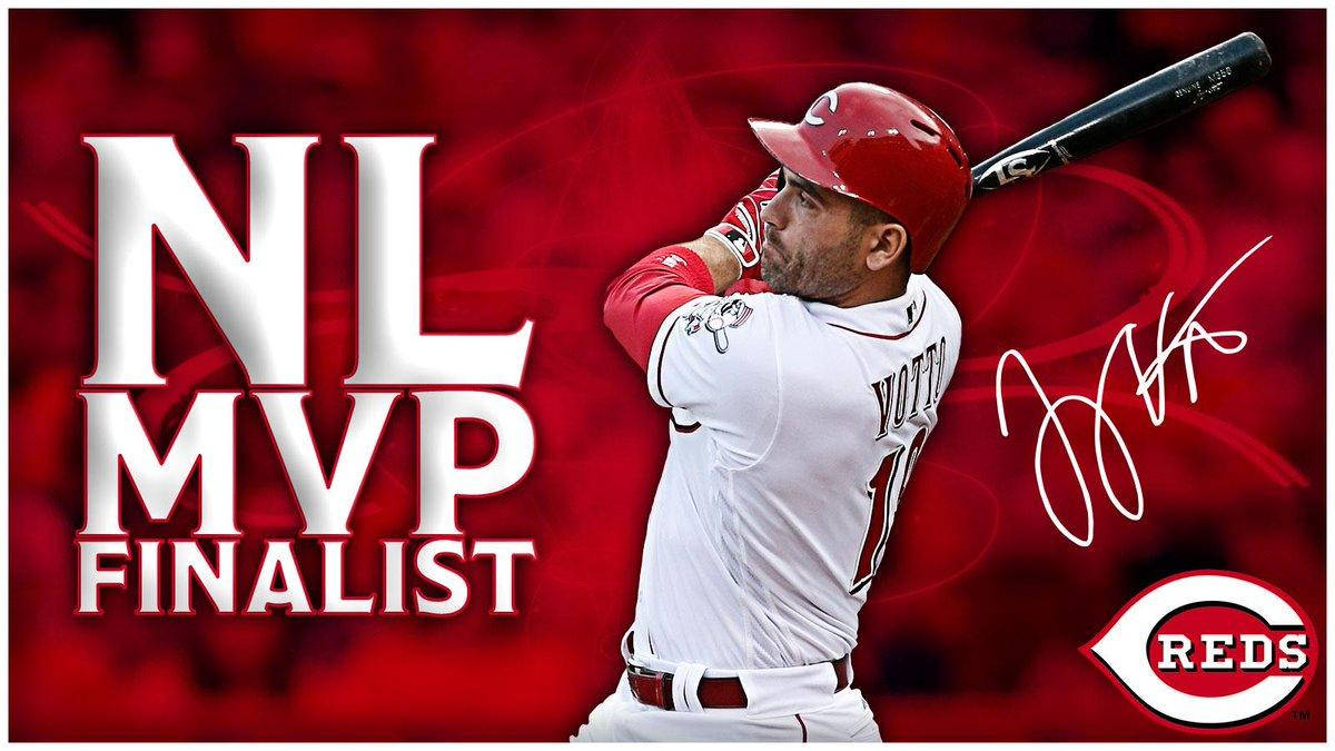 棒球選手Joey Votto身穿紅人隊球衣揮棒，帶有NL MVP Finalist文字。
