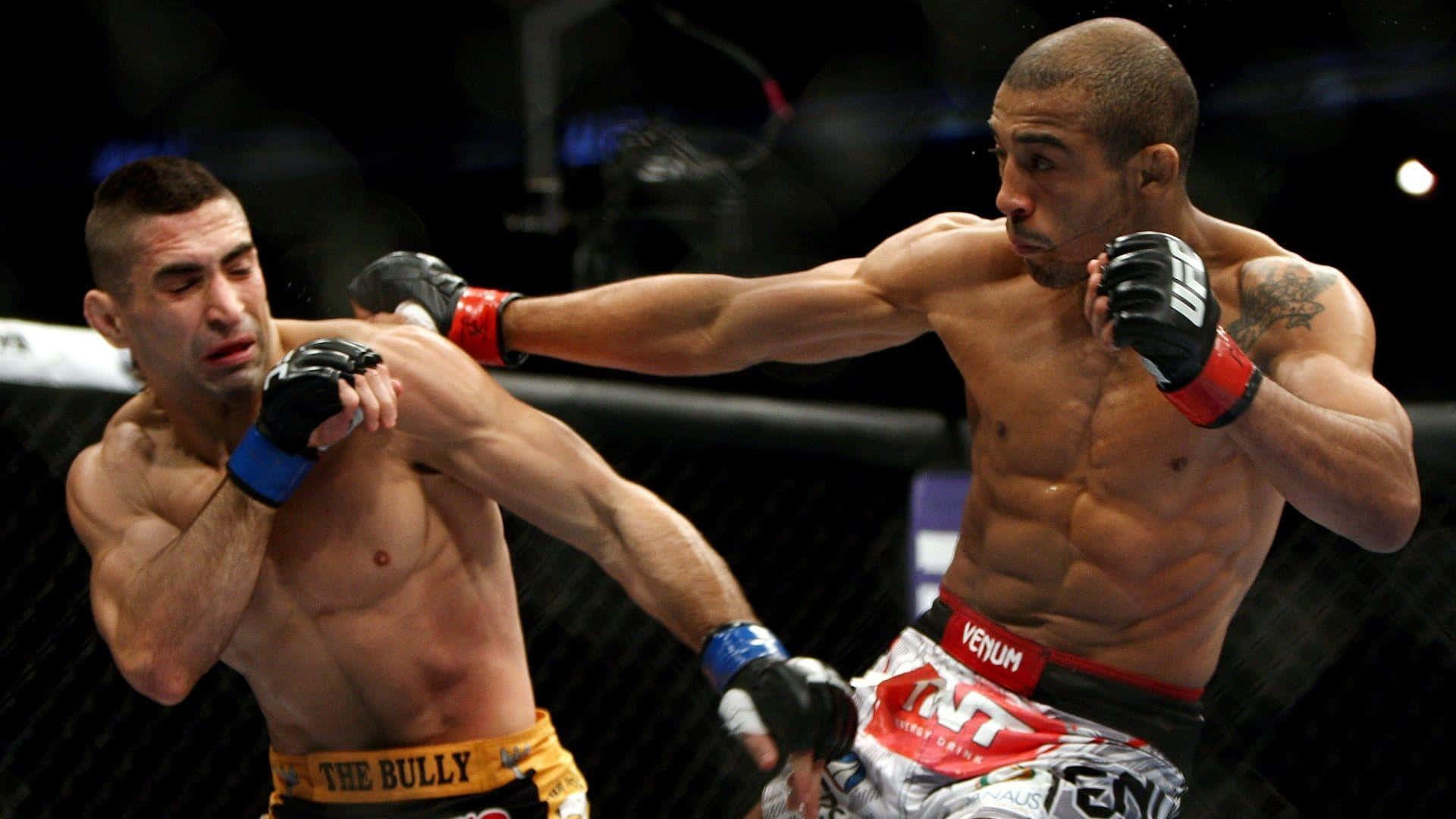 兩名男性MMA拳手在八角鐵籠內比賽中互相出拳。