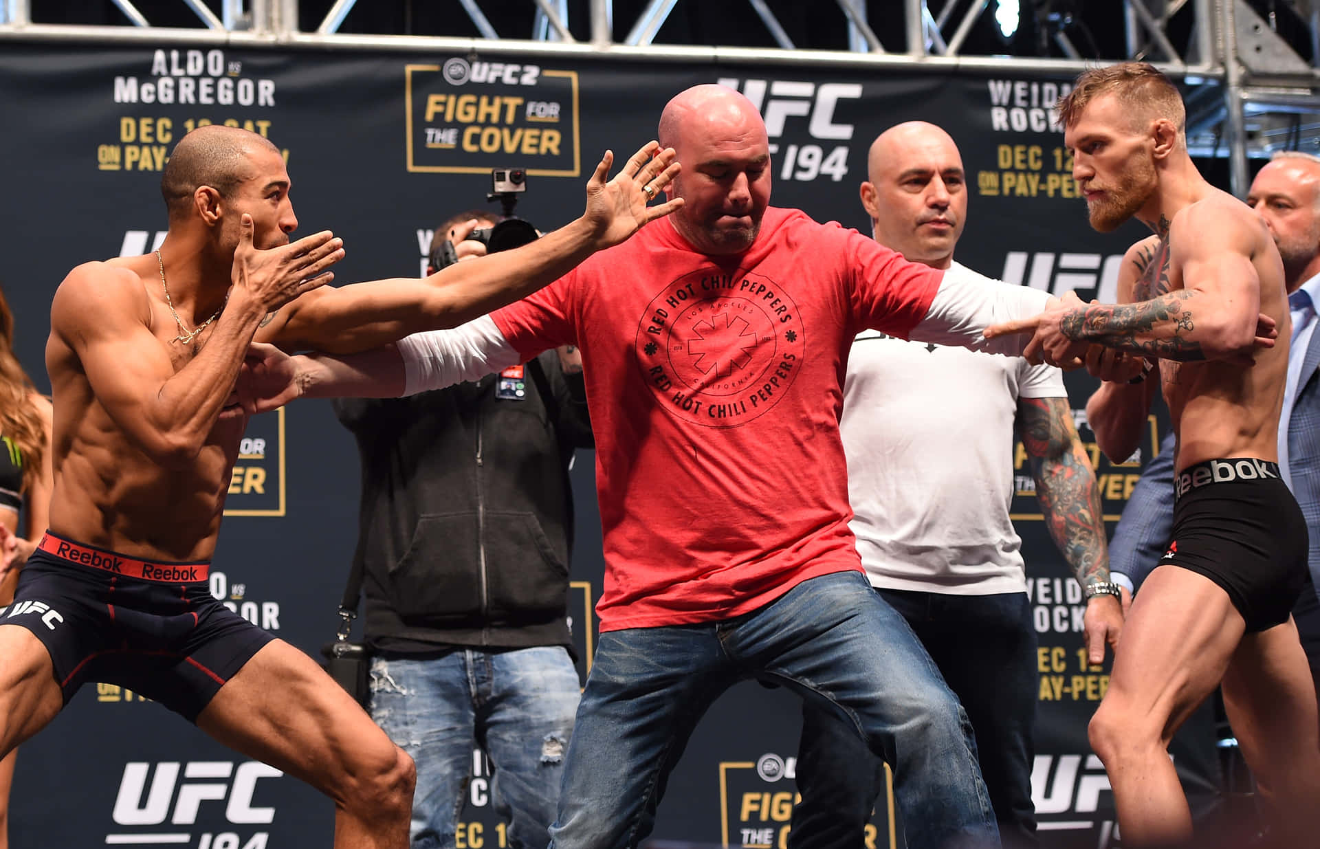 兩名MMA拳手在UFC稱重時對抗，裁判介入。