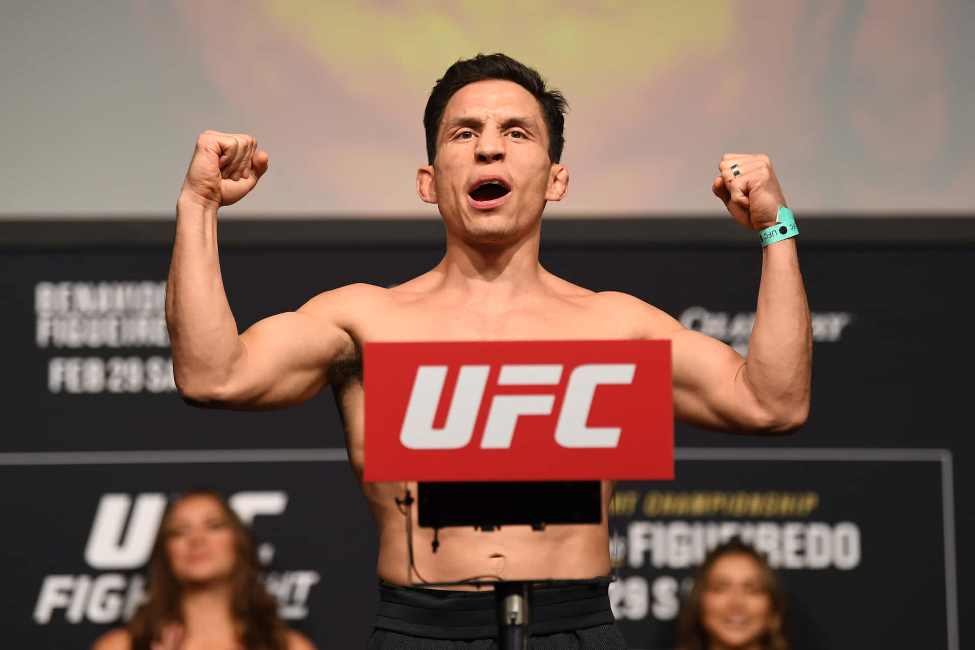 UFC拳擊手在稱重活動中彎曲手臂