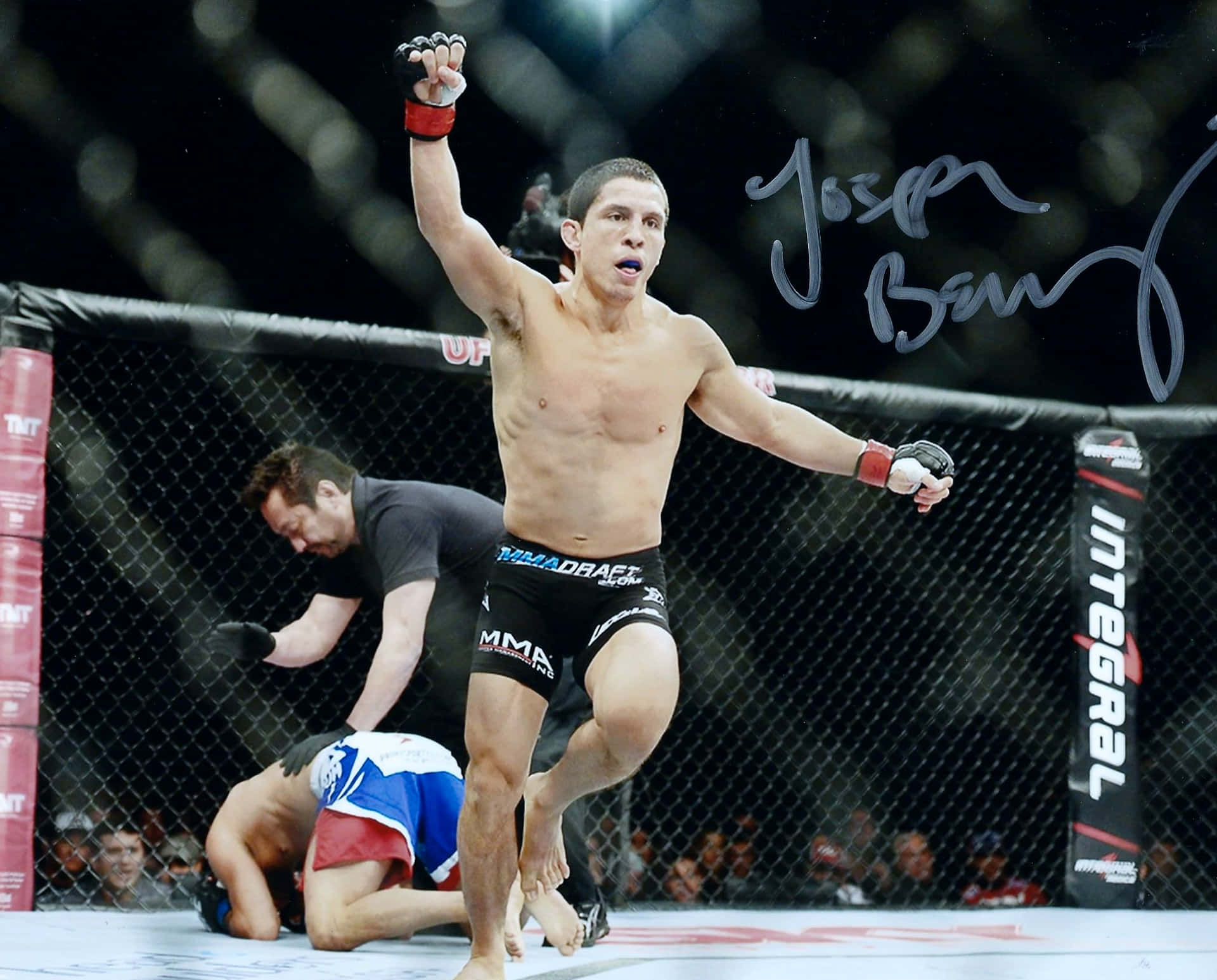 MMA拳手在擊敗對手後於八角籠內慶祝勝利。
