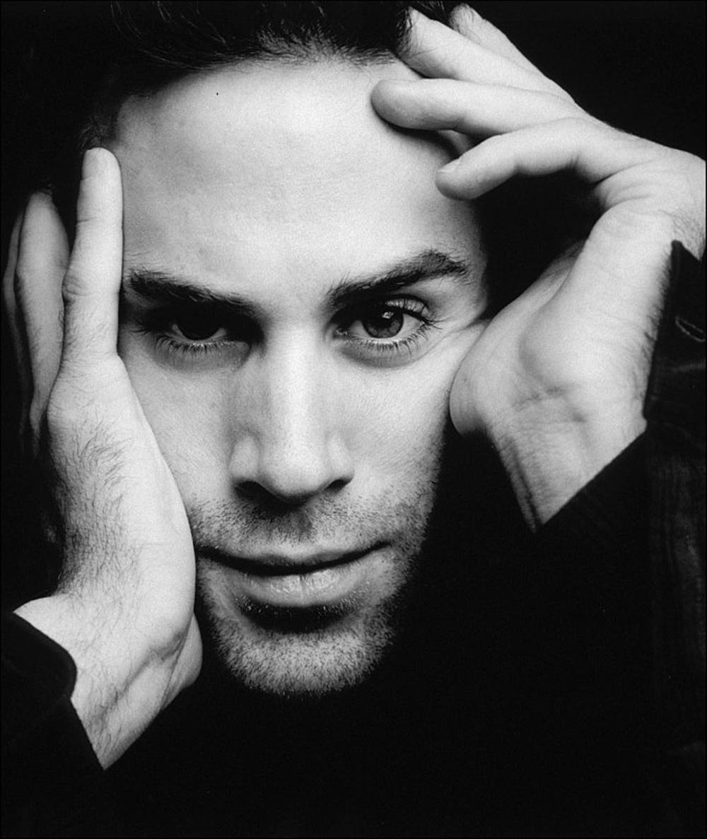約瑟夫·費尼恩做Vogue手勢 壁紙 — 一個男人雙手托腮，在深色背景前的黑白肖像。