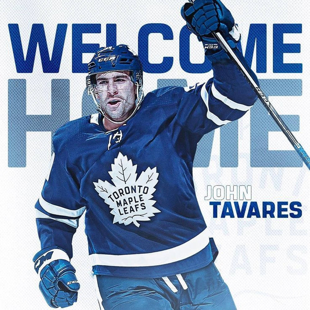 冰球運動員 John Tavares 身穿多倫多楓葉隊制服，舉起球桿慶祝。