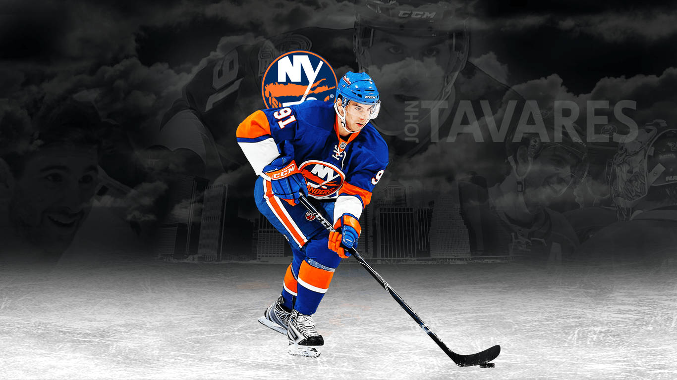 冰球運動員 John Tavares 身穿球隊制服在冰上滑行。