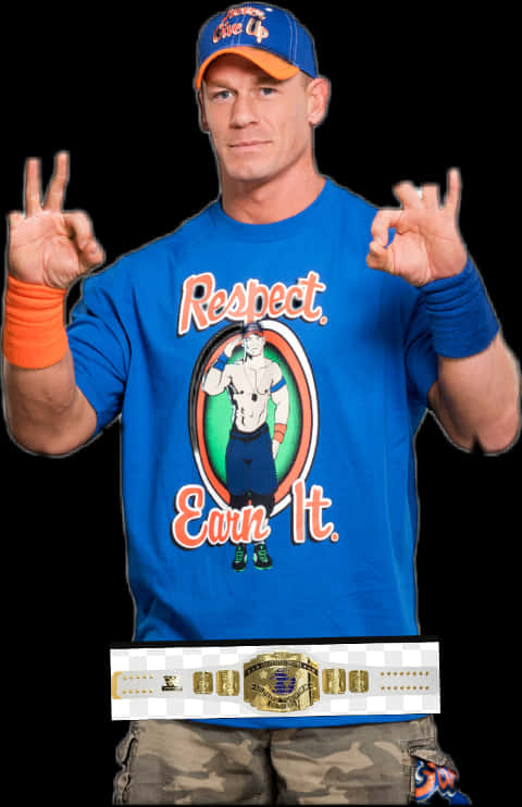 約翰·塞納「你看不見我」手勢 壁紙 — 摔角手 John Cena 身穿藍色襯衫，帶有 'Respect Earn It' 圖案和冠軍腰帶，擺出和平手勢。