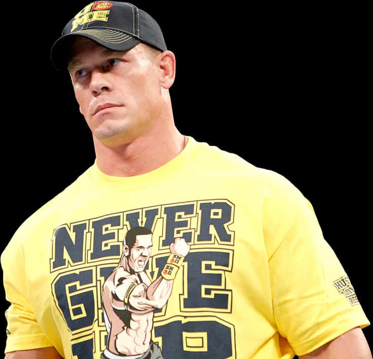 約翰·塞納「永不放棄」服裝造型 壁紙 — John Cena 身穿黃色 'Never Give Up' T恤和黑色帽子，在黑色背景下凝視著。