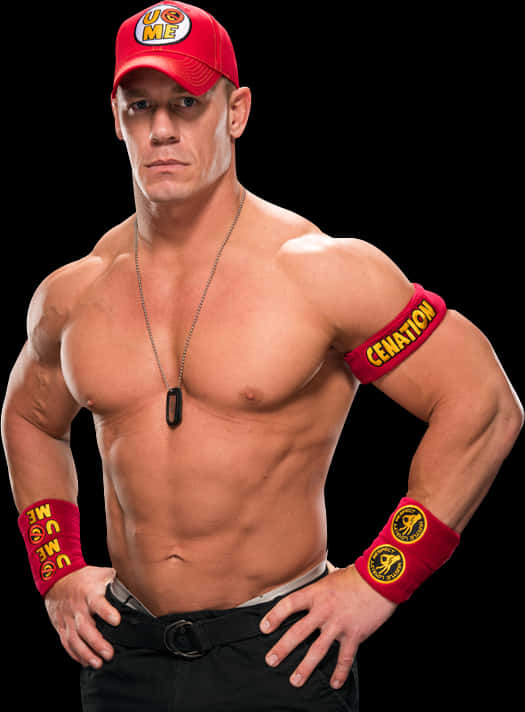 約翰·塞納戴紅色帽子與腕帶 壁紙 — 肌肉發達的摔角手 John Cena 在黑色背景前自信地擺姿勢，戴著紅色 'U.S. ME' 帽子和 'CENATION' 腕帶。