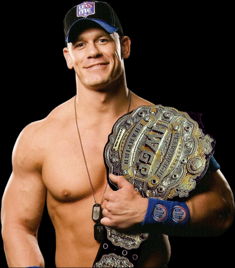 約翰·塞納持冠軍腰帶 壁紙 — 肌肉發達的摔角手 John Cena 在黑色背景前微笑著手持 WWE 冠軍腰帶。