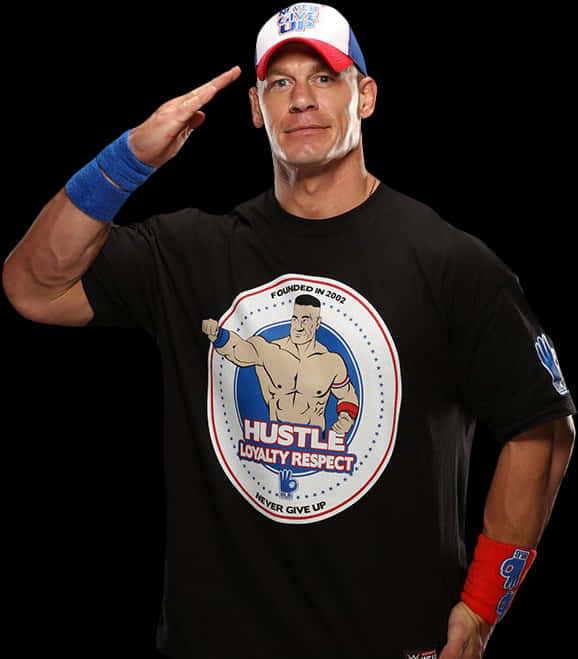 約翰·塞納敬禮 壁紙 — John Cena 自信地敬禮，身穿黑色T恤，上有 'Hustle Loyalty Respect' 標誌，背景為黑色。
