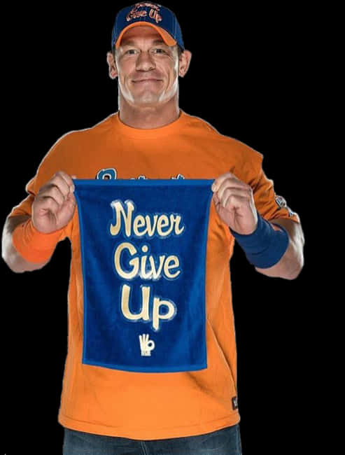 約翰·塞納永不放棄毛巾 壁紙 — 摔角手 John Cena 微笑著舉起一條印有「Never Give Up」的藍色毛巾，並做出OK手勢。