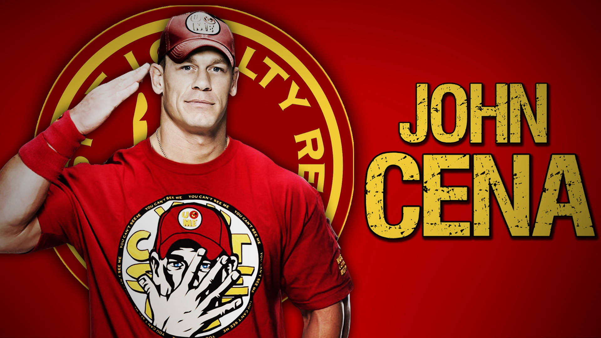 John Cena 身穿紅色襯衫和帽子敬禮，帶有WWE標誌和名字文字。