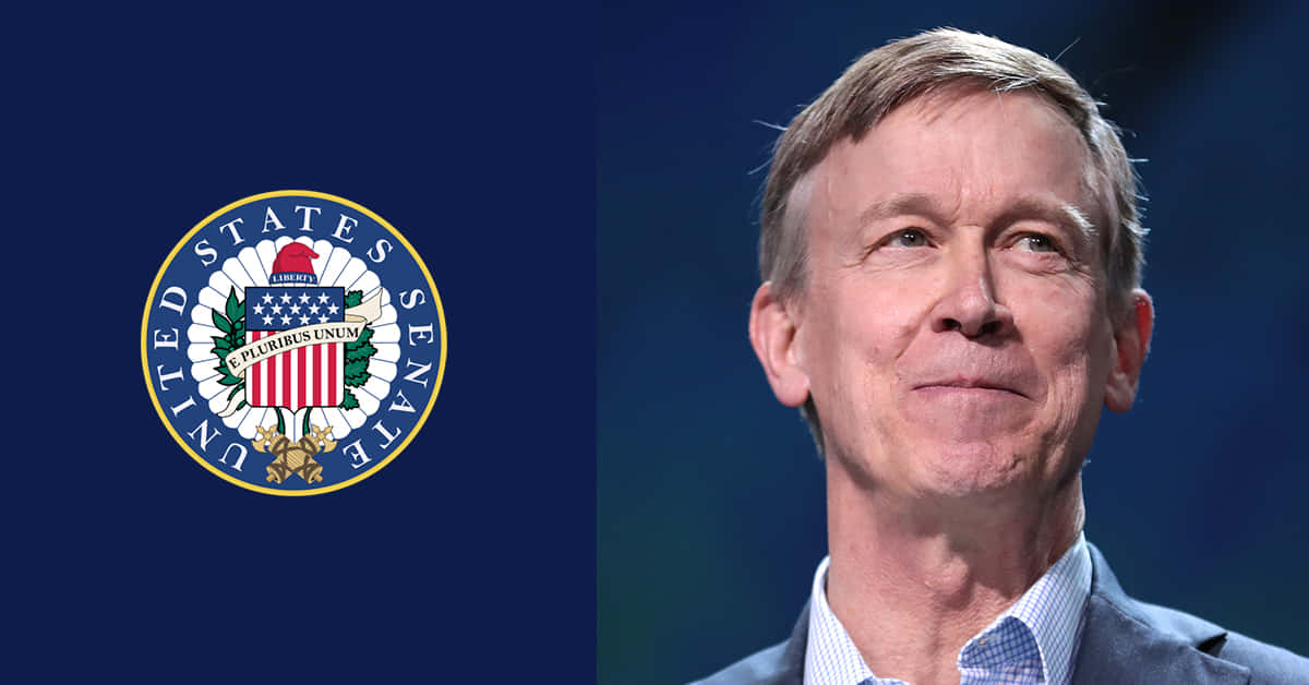 一名身穿西裝的男子站在美國參議院印章旁邊的肖像。